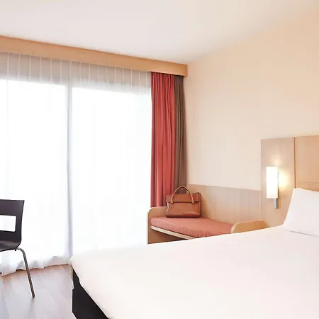 Hotel Ibis Portes Du Luberon 3*